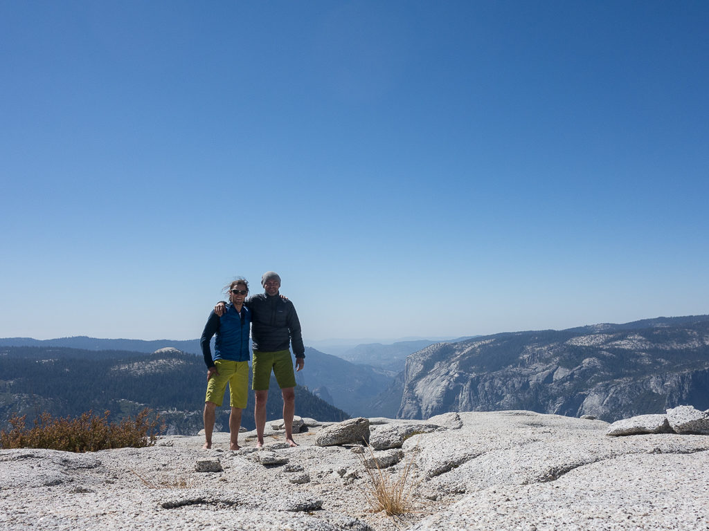 Am Gipfel des Half Domes, im Hintergrund der El Capitan.