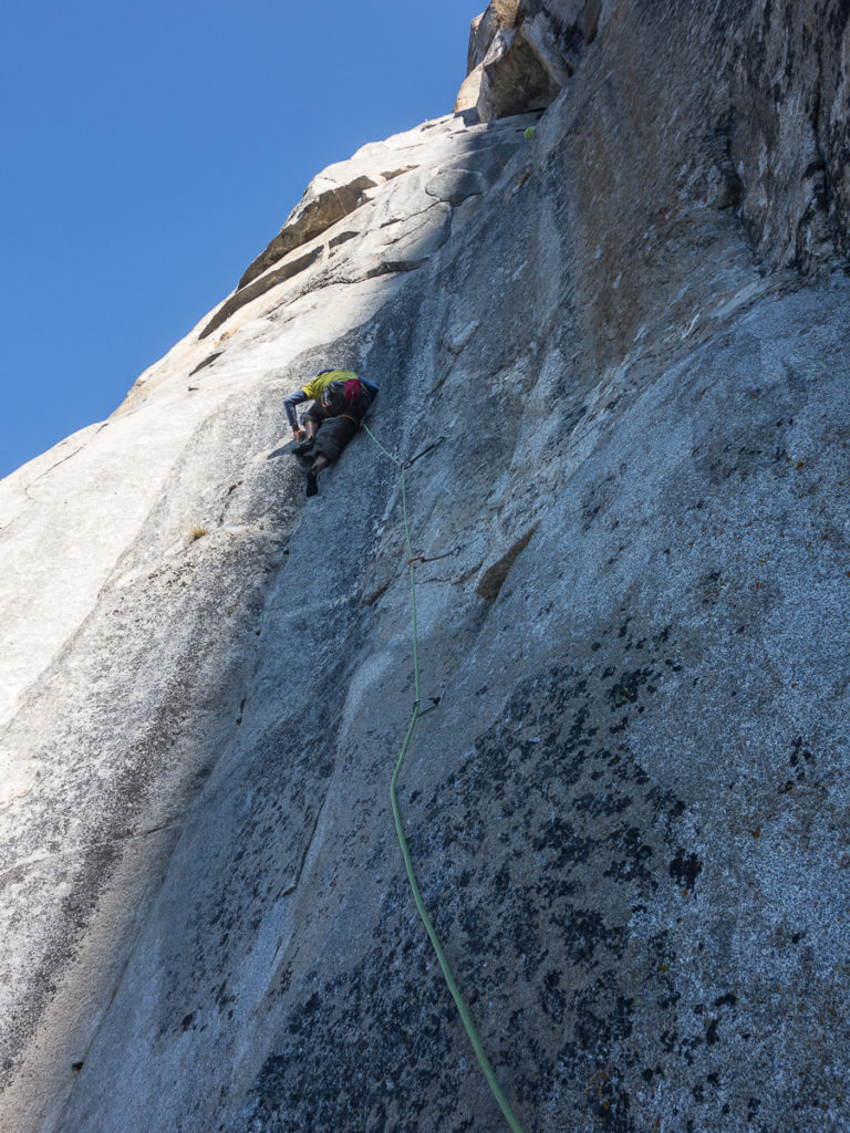 Max im Boulderproblem, gerade noch rechtzeitig bevor es in die Sonne kommt.