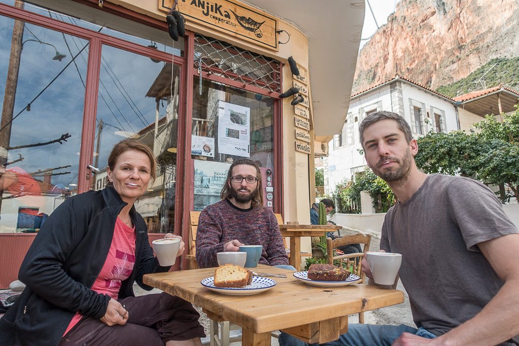 Chillen im Panjika Cafe mit Milchschaum Bärten
