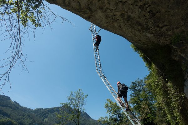 Ausgesetzte Leiter im Klettersteig