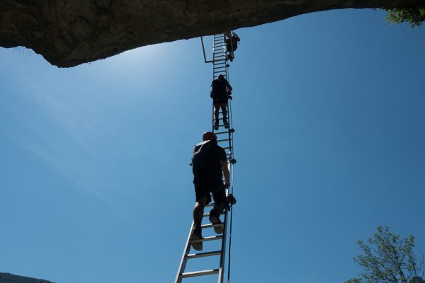 Ausgesetzte Leiter im Klettersteig