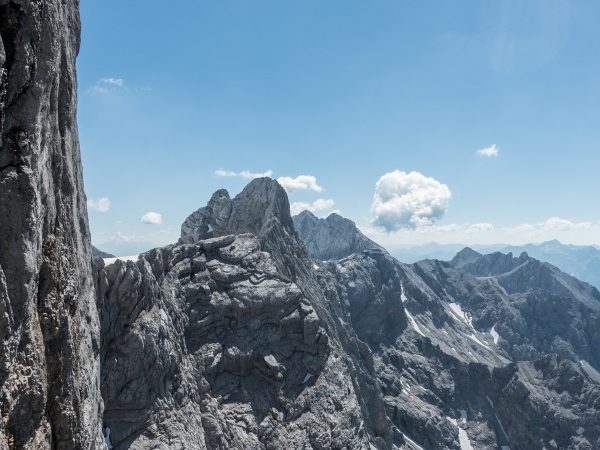 Blick zur Bergstation der Dachsteinseilbahn. Das geht sich heute noch locker aus.